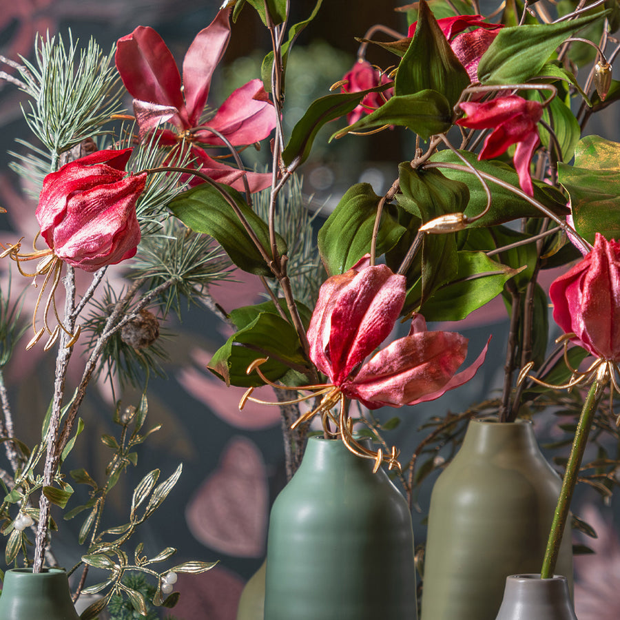 Sötét pink színű, fényes felületű, koronásliliom művirág.