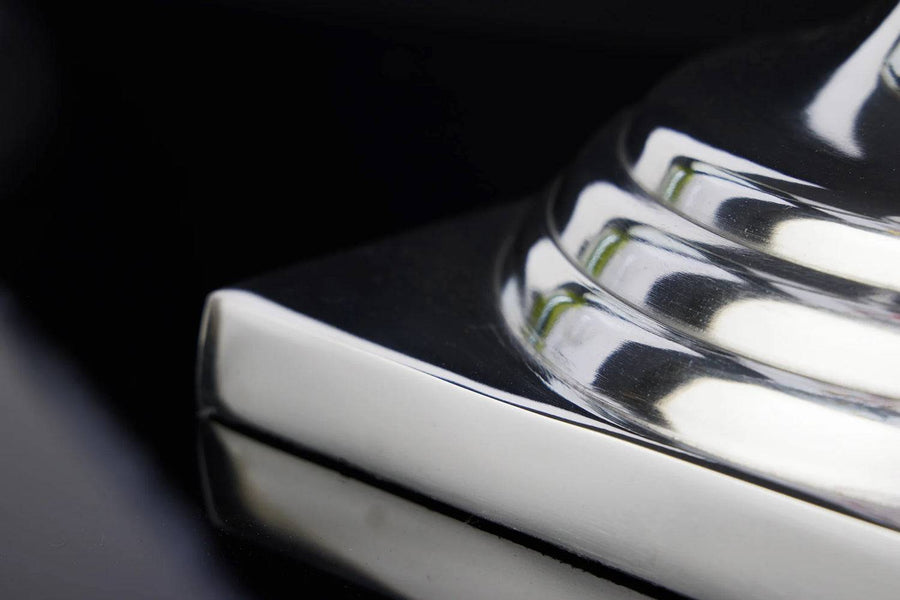 Goal ezüst alumínium váza 75 cm talapzatának részlete, fényes alumínium textúra.