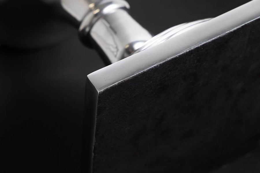 Goal ezüst alumínium váza 75 cm aljának részletfotó, talapzat sarka és anyagának kidolgozása.