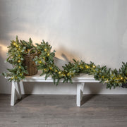 LED világítással kialakított, dekor műfenyő girland.