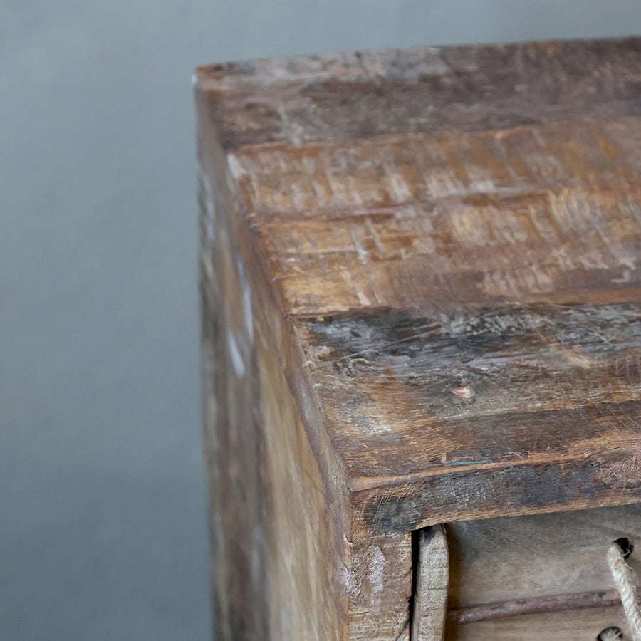 GRIMAUD rusztikus szortírozó komód – tömörfa felület és természetes erezet