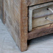 GRIMAUD 10 fiókos komód – patinás fa sarokkialakítás részlet