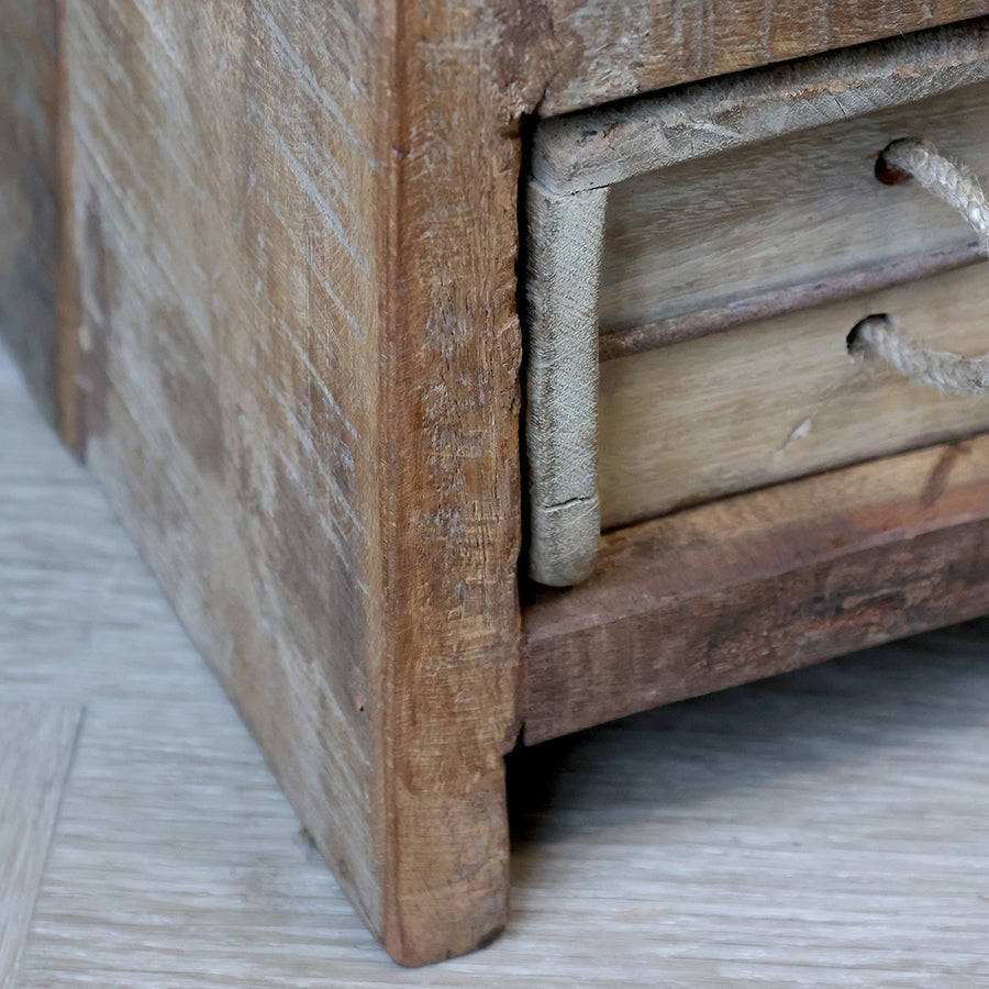 GRIMAUD 10 fiókos komód – patinás fa sarokkialakítás részlet