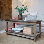 GRIMAUD dohányzóasztal natúr fa felülettel, rusztikus nappali enteriőrben