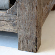 GRIMAUD dohányzóasztal fa felületének természetes erezete közelről