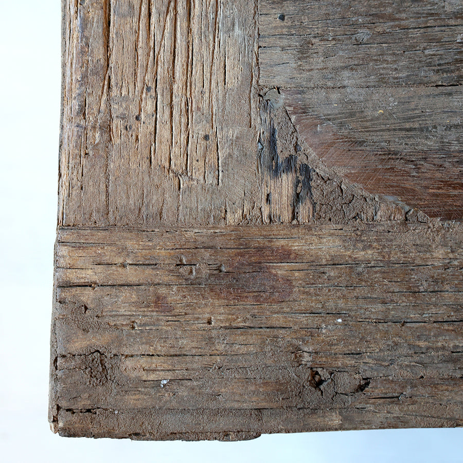 GRIMAUD dohányzóasztal fa felületének természetes erezete közelről