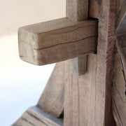 Grimaud étkezőasztal lábazat részlet, újrahasznosított fa szerkezettel