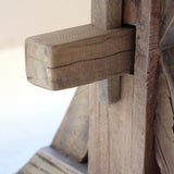 Grimaud étkezőasztal lábazat részlet, újrahasznosított fa szerkezettel