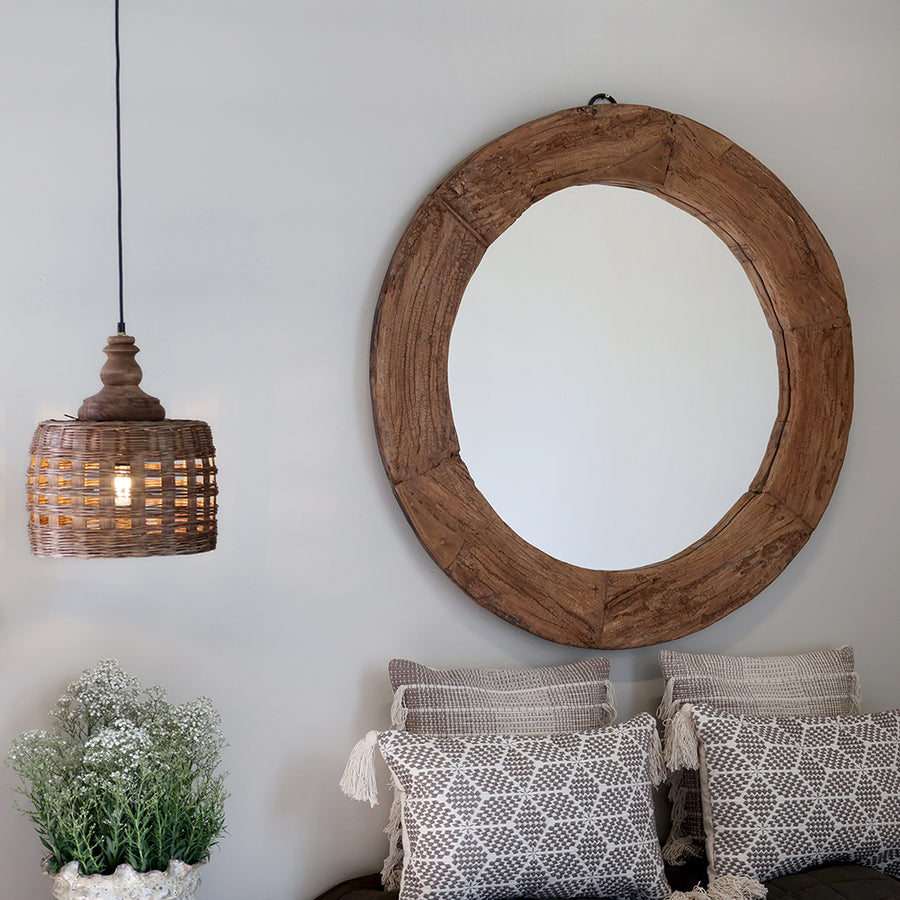 GRIMAUD falitükör rusztikus enteriőrben, dekorációs hangsúllyal