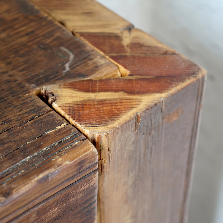 GRIMAUD konzolasztal fa felületének természetes erezete és csomói közelről