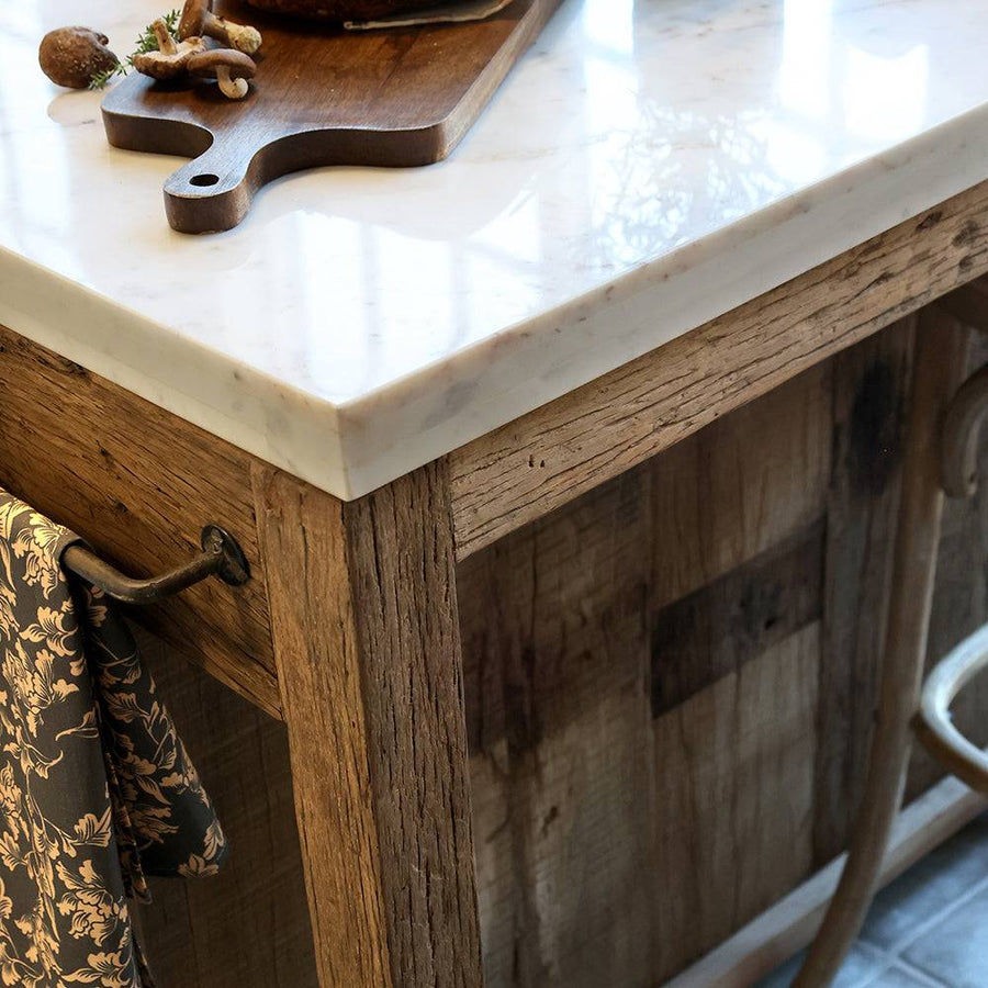 Fehér márvány fedlap közelről, rusztikus fa vázzal párosítva, természetes eleganciában.