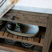 Rusztikus fa polc és fiók, tálalóedényekkel berendezve a Grimaud szervírozóasztalon.