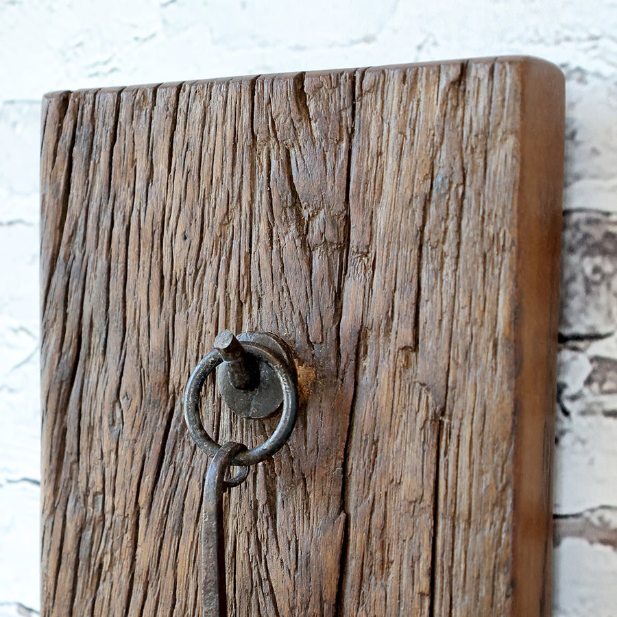 GRIMAUD fali gyertyatartó kovácsoltvas akasztó részlete, újrahasznosított fa