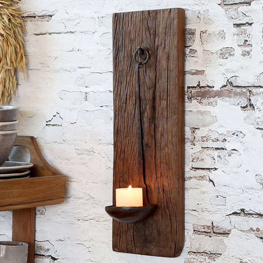 GRIMAUD rusztikus fali gyertyatartó falra rögzítve, égő gyertyával, loft hangulatban