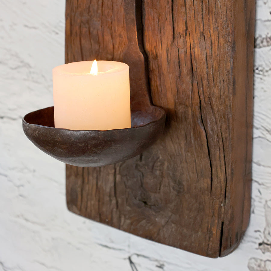 GRIMAUD rusztikus gyertyatartó közelről, kézzel megmunkált fa textúra és gyertyatál