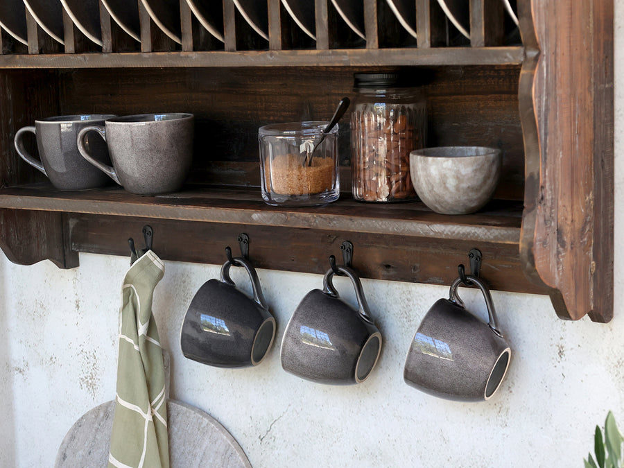 GRIMAUD rusztikus tányértartó fali polc – alsó tárolórész és kampók, enteriőr részlet