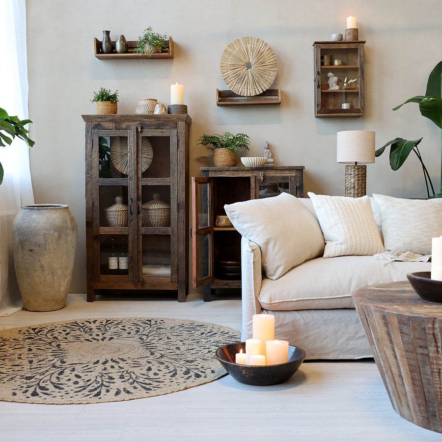 GRIMAUD rusztikus vitrines fali szekrény enteriőrben, vintage fa bútor dekorációval