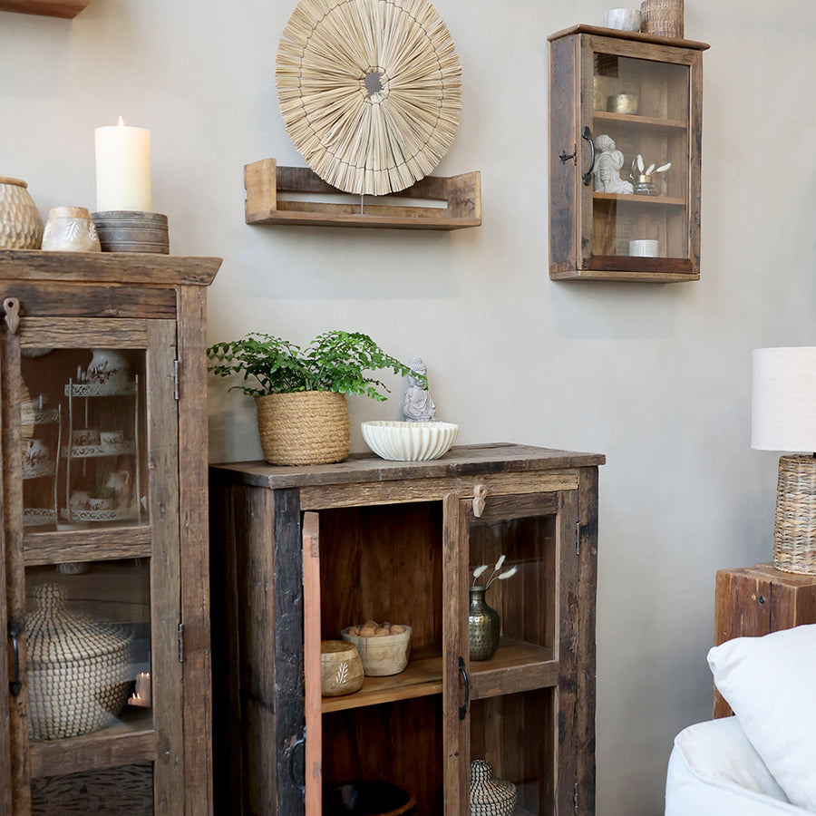 GRIMAUD fali vitrines kisszekrény részlet, rusztikus fa erezet és üvegajtó