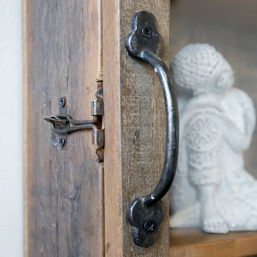 GRIMAUD vitrines fali kisszekrény fém fogantyú és zár részlet, rusztikus kivitel