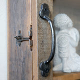 GRIMAUD vitrines fali kisszekrény fém fogantyú és zár részlet, rusztikus kivitel