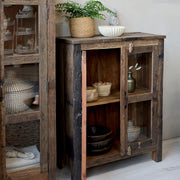 GRIMAUD rusztikus vitrines kisszekrény enteriőrben, vintage stílusú tömörfa bútor