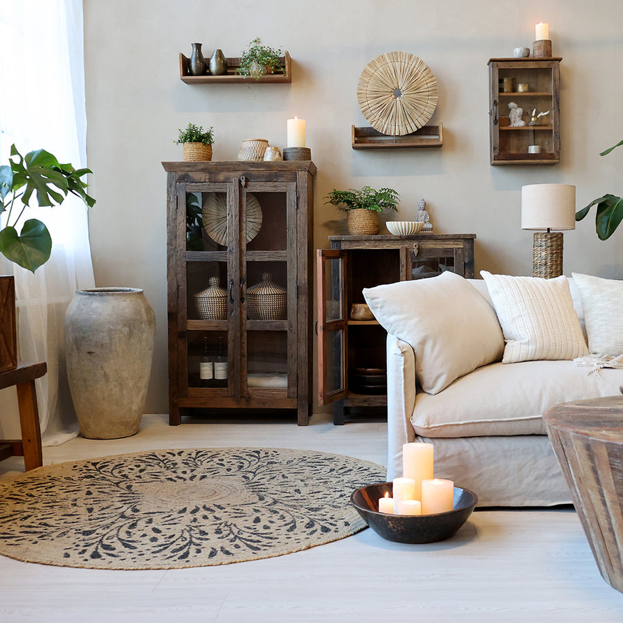 GRIMAUD rusztikus vitrines kisszekrény nappali környezetben, üvegajtós fa szekrény