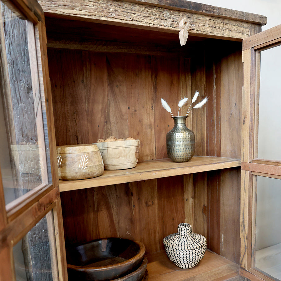 GRIMAUD vitrines kisszekrény belső polcos kialakítása, rusztikus fa felület