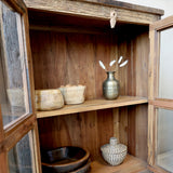 GRIMAUD vitrines kisszekrény belső polcos kialakítása, rusztikus fa felület