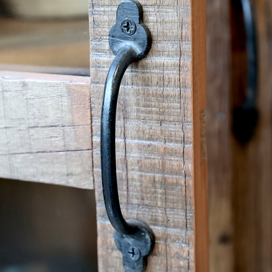 GRIMAUD rusztikus vitrines kisszekrény fém fogantyú részlete, vintage vasalat