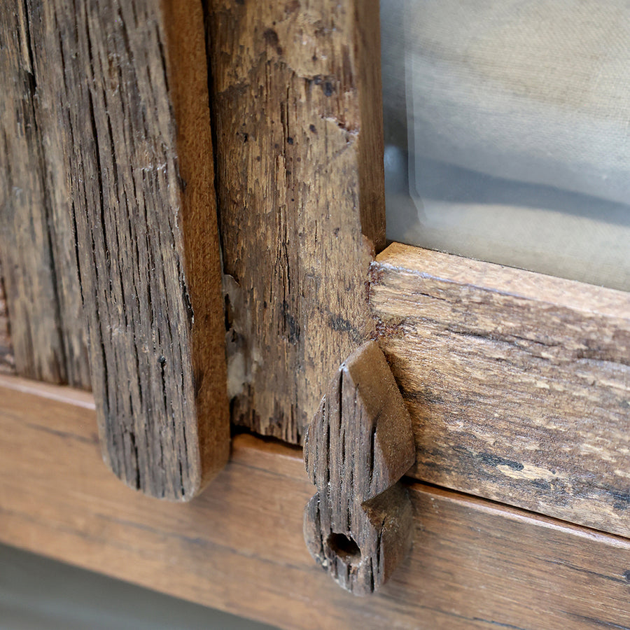 GRIMAUD vitrines kisszekrény fa csapzár részlet, kézműves rusztikus megoldás
