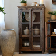 GRIMAUD rusztikus vitrines szekrény enteriőrben, vidéki és japandi stílusú nappaliban