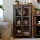 GRIMAUD rusztikus vitrines szekrény enteriőrben, vidéki és japandi stílusú nappaliban