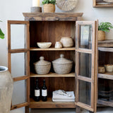 GRIMAUD vitrines szekrény nyitott ajtókkal, polcos belső kialakítás részlete