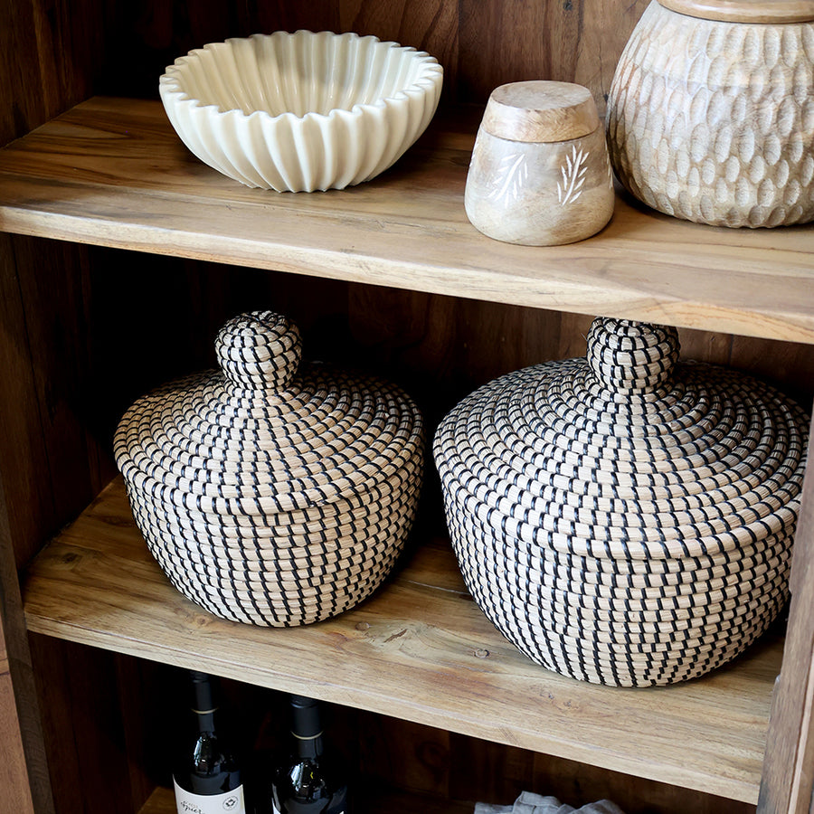 GRIMAUD rusztikus vitrines szekrény belső polcai dekorációval és tárolóedényekkel