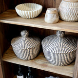 GRIMAUD rusztikus vitrines szekrény belső polcai dekorációval és tárolóedényekkel