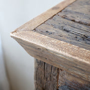 GRIMAUD rusztikus vitrines szekrény felső élének részlete, karakteres faerezet