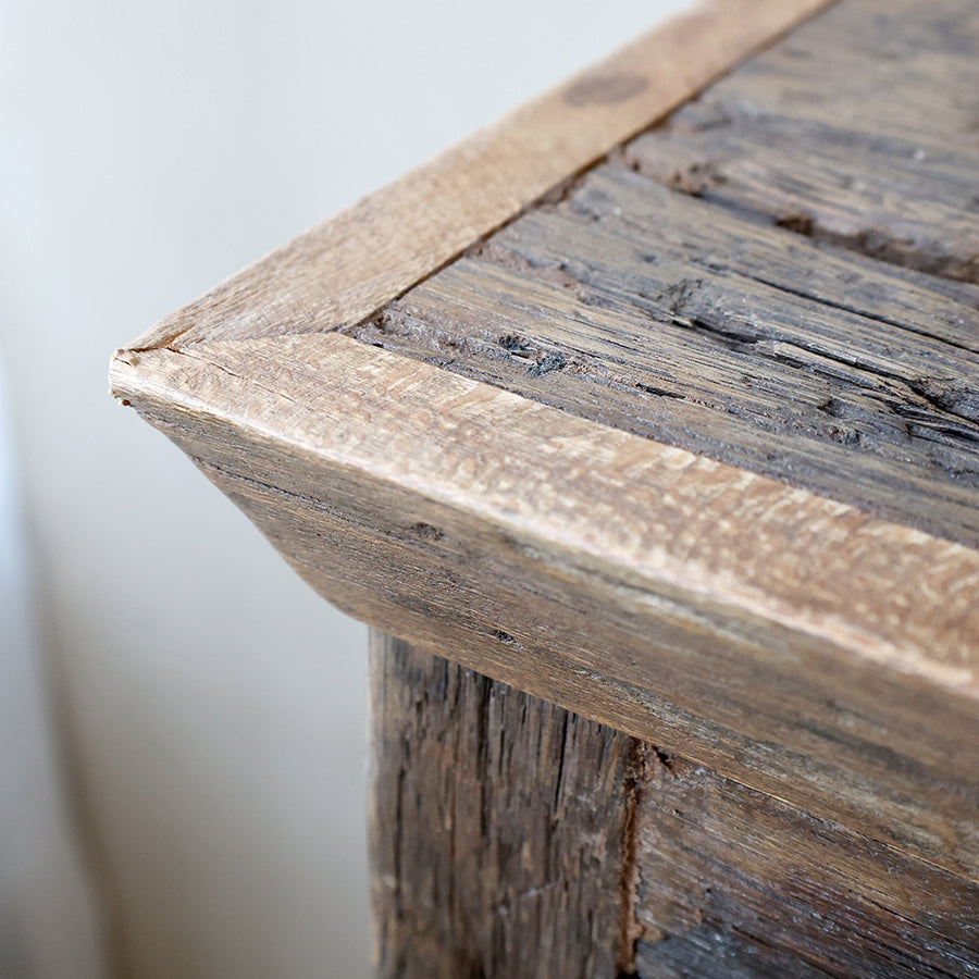 GRIMAUD rusztikus vitrines szekrény felső élének részlete, karakteres faerezet