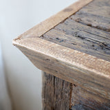 GRIMAUD rusztikus vitrines szekrény felső élének részlete, karakteres faerezet