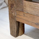 Rusztikus fa szekrény patinás lába.