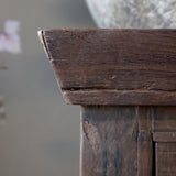 Grimaud vitrines szekrény felső fa részlete természetes repedésekkel