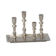 Ezüstszínű, 4 ágú alumínium gyertyatartó 30 cm, különböző magasságú tartókkal, téglalap alakú tálcaalapon, a Gros kollekcióból.
