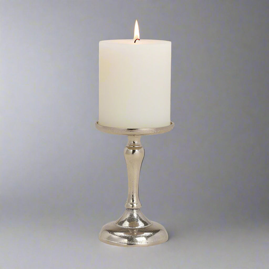 Ezüstszínű alumínium gyertyatartó.