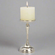 Ezüstszínű alumínium gyertyatartó.