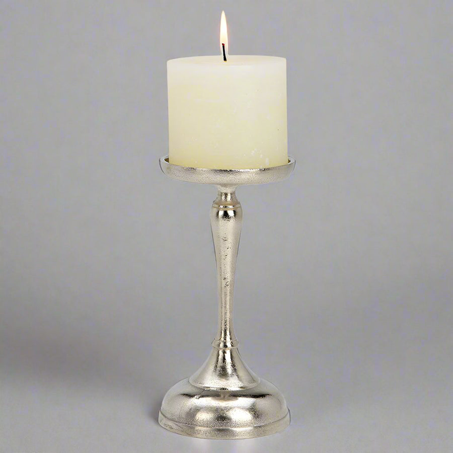 Ezüstszínű alumínium gyertyatartó.