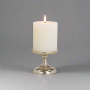 Ezüstszínű alumínium gyertyatartó.