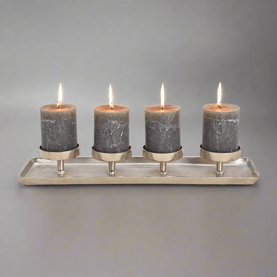 Ezüstszínű, adventi gyertyatartó.