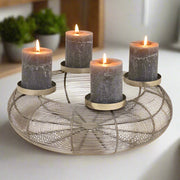 Ezüstszínű, adventi gyertyatartó koszorú.