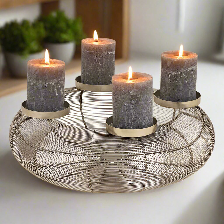 Ezüstszínű, adventi gyertyatartó koszorú.