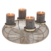 Ezüstszínű, adventi gyertyatartó koszorú.