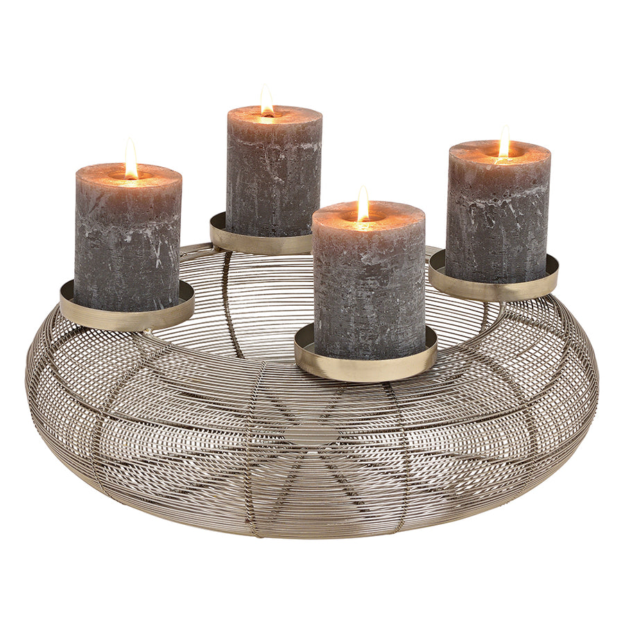 Ezüstszínű, adventi gyertyatartó koszorú.